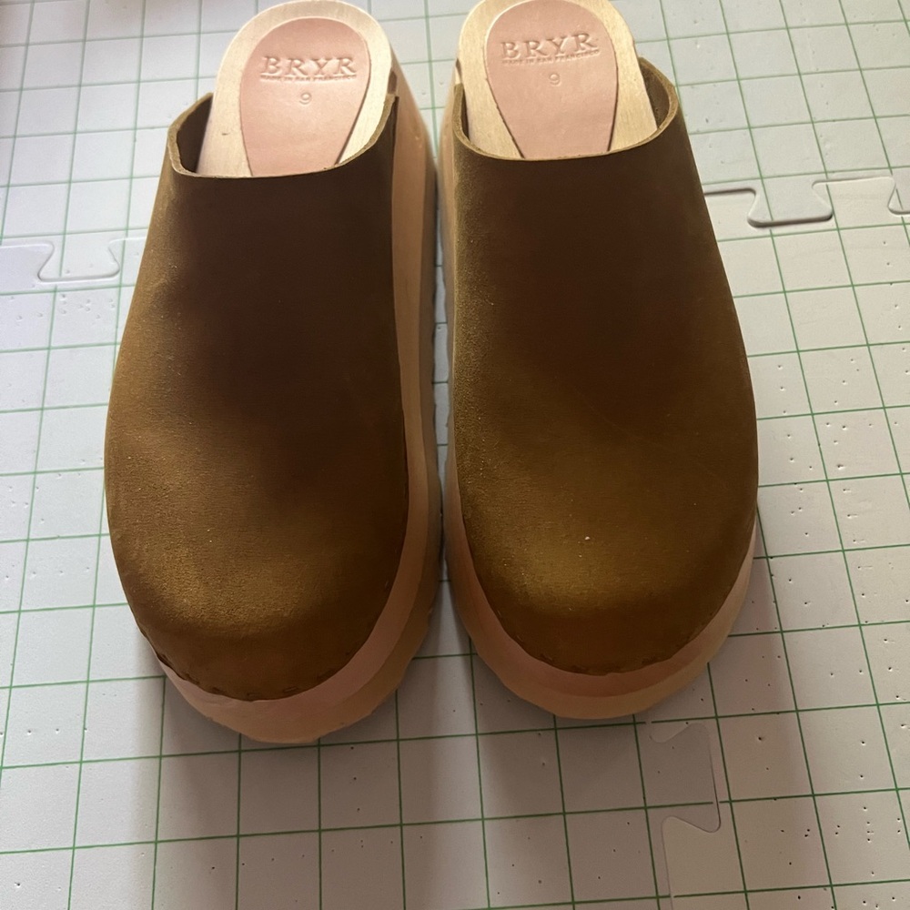 Bryr Tan Suede Clogs